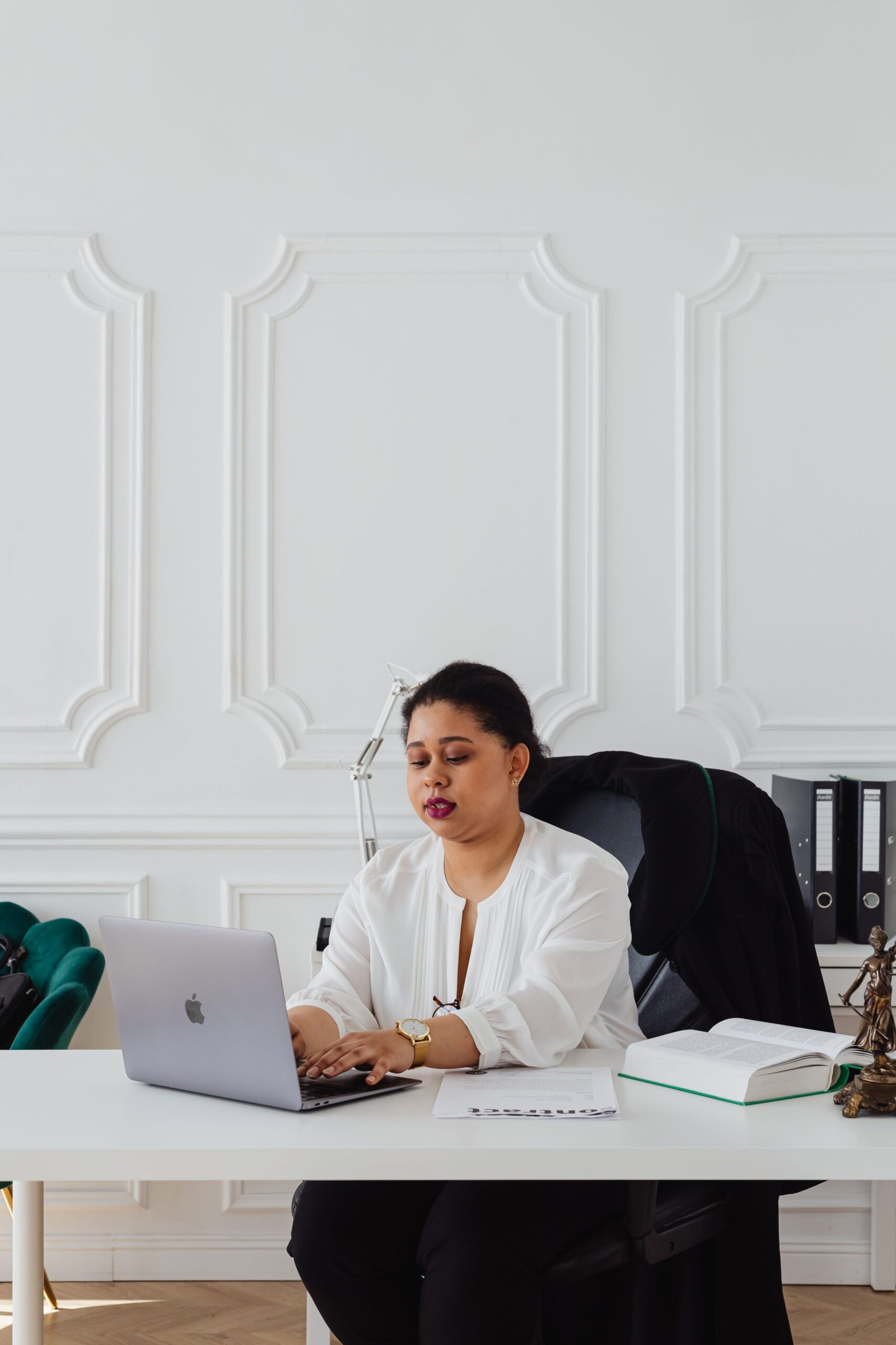Consultant réglementé (CRIC) ou avocat en immigration : lequel choisir?